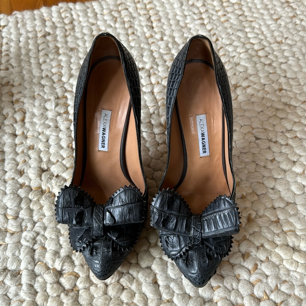 Crocodile 4 1/2” heel. Charcoal. Bow detail. Alexa Wagner Orig.Ret. $3125  38.5